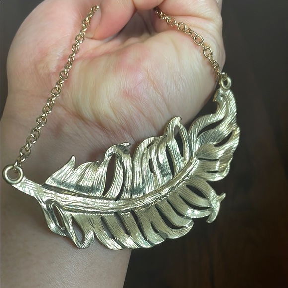 Elegant Gold Feather Necklace - Picture 4 of 4